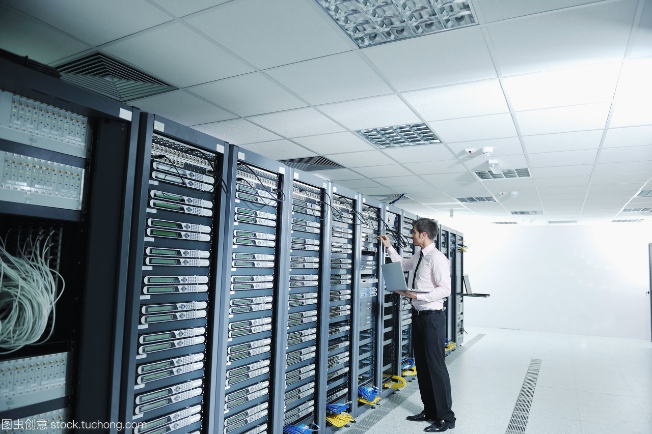 數字脈絡 青年工程師與鋁薄筆記本在服務器叢林的交響